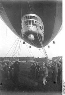 http://upload.wikimedia.org/wikipedia/commons/thumb/9/95/Bundesarchiv_Bild_102-11515%2C_Zeppelin-Luftschiff_bei_der_Landung.jpg/220px-Bundesarchiv_Bild_102-11515%2C_Zeppelin-Luftschiff_bei_der_Landung.jpg
